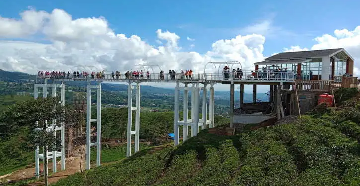 “Terbang Tinggi di Atas Kebun Teh: Eksplorasi Megah di Jembatan Kaca Kemuning Sky Hills, Karanganyar”
