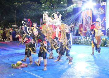 “Parade Seni Budaya Jateng Meriah Meski Diguyur Hujan”