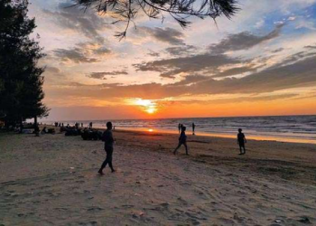 “Hamparan Pasir Putih dan Senja Indah, Daya Tarik Pantai Caruban Rembang”
