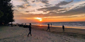 “Hamparan Pasir Putih dan Senja Indah, Daya Tarik Pantai Caruban Rembang”