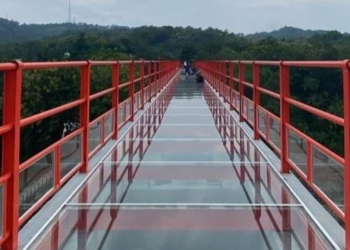 Uji Coba Perdana Jembatan Kaca Tinjomoyo, Wisata Baru yang Bening dan Menegangkan”