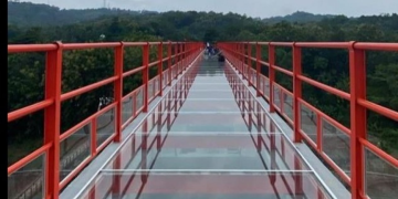Uji Coba Perdana Jembatan Kaca Tinjomoyo, Wisata Baru yang Bening dan Menegangkan”