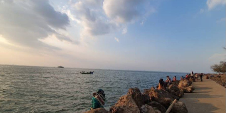 “Libur Panjang Dongkrak Kunjungan Pantai Marina, Ribuan Wisatawan Padati Destinasi Favorit Semarang”